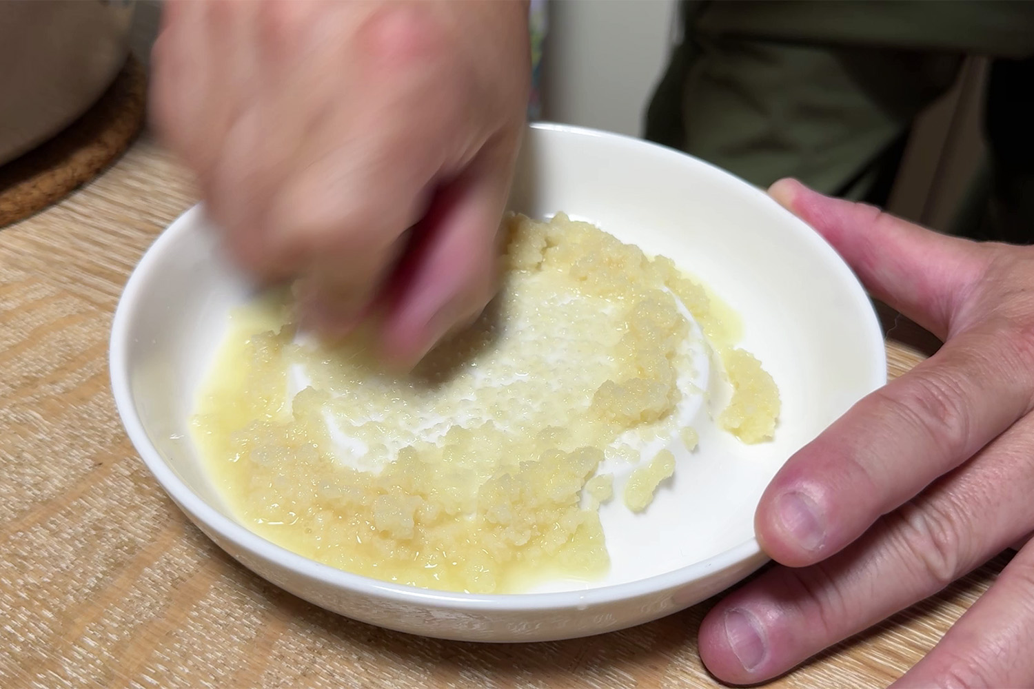 生姜をすりおろす