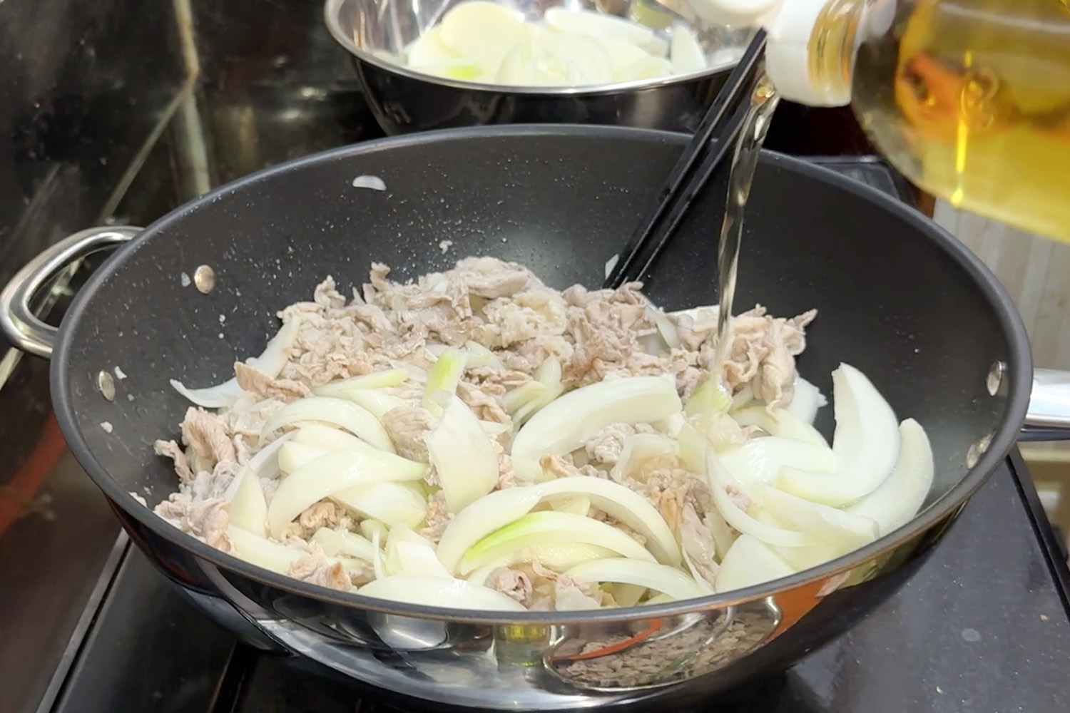 フライパンにみりんを入れる