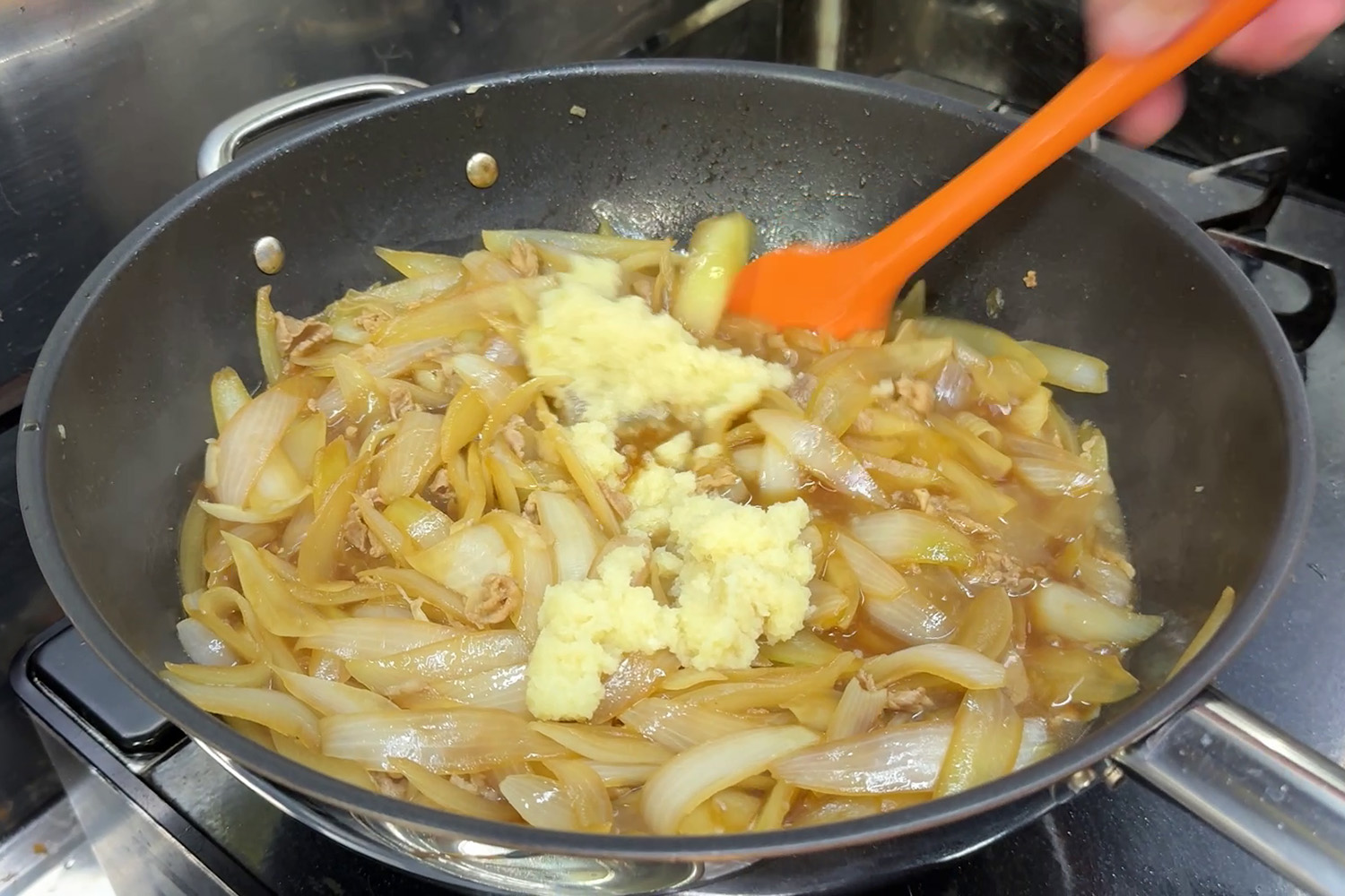 生姜を混ぜ合わせます