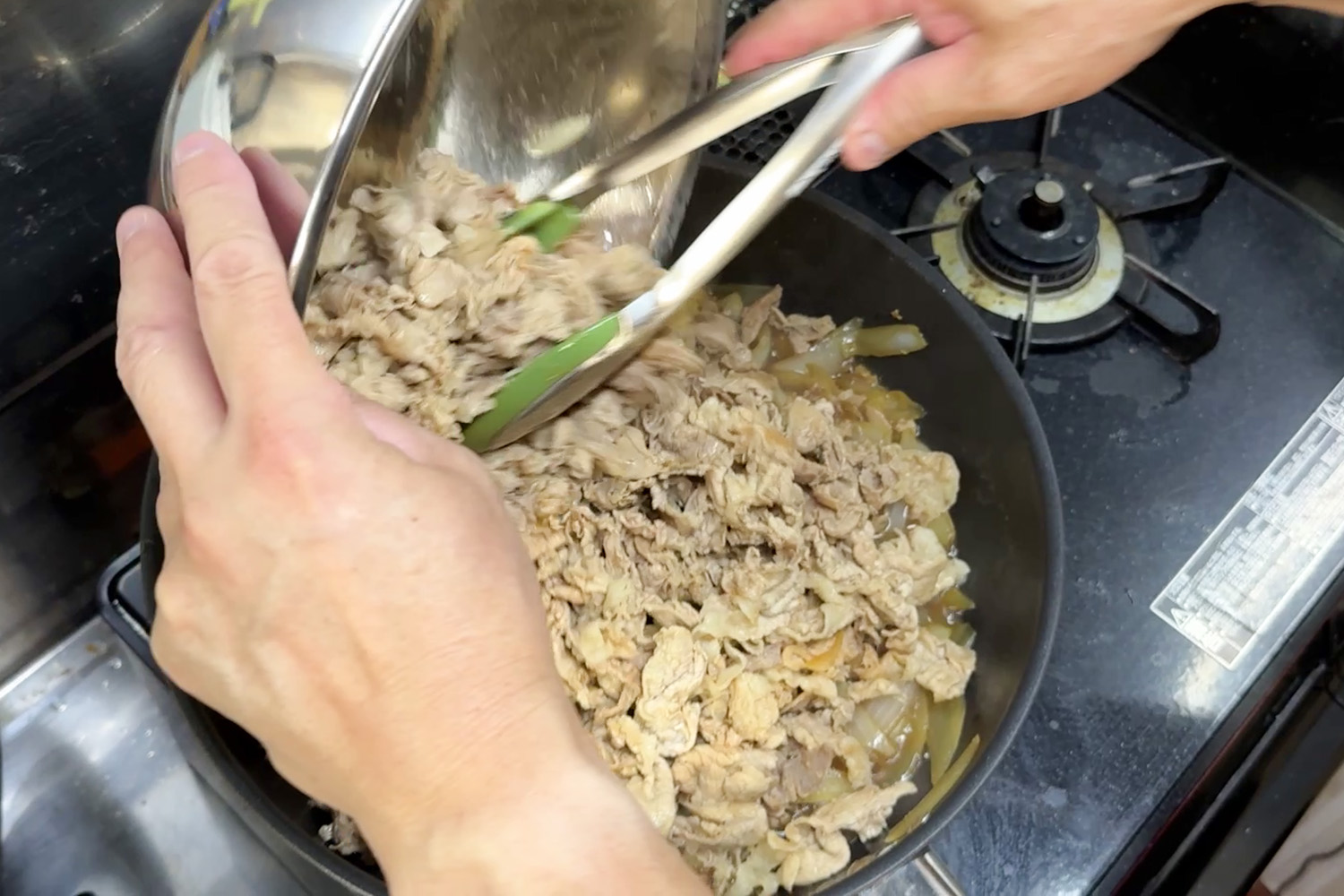 豚肉をフライパンに戻す