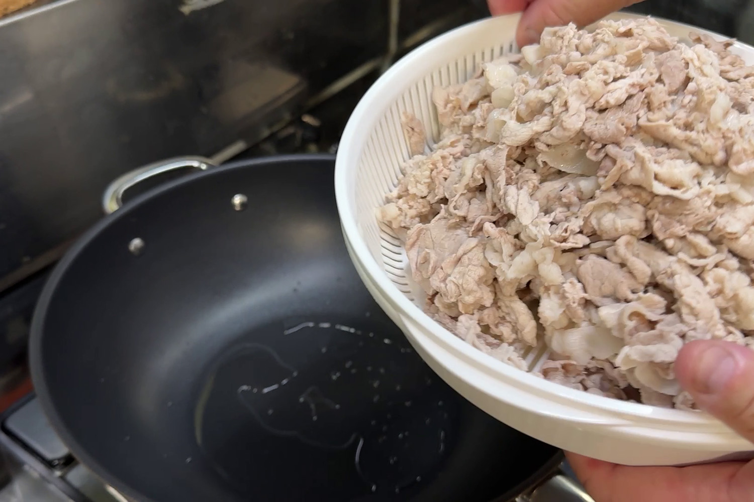 豚肉をフライパンに入れる