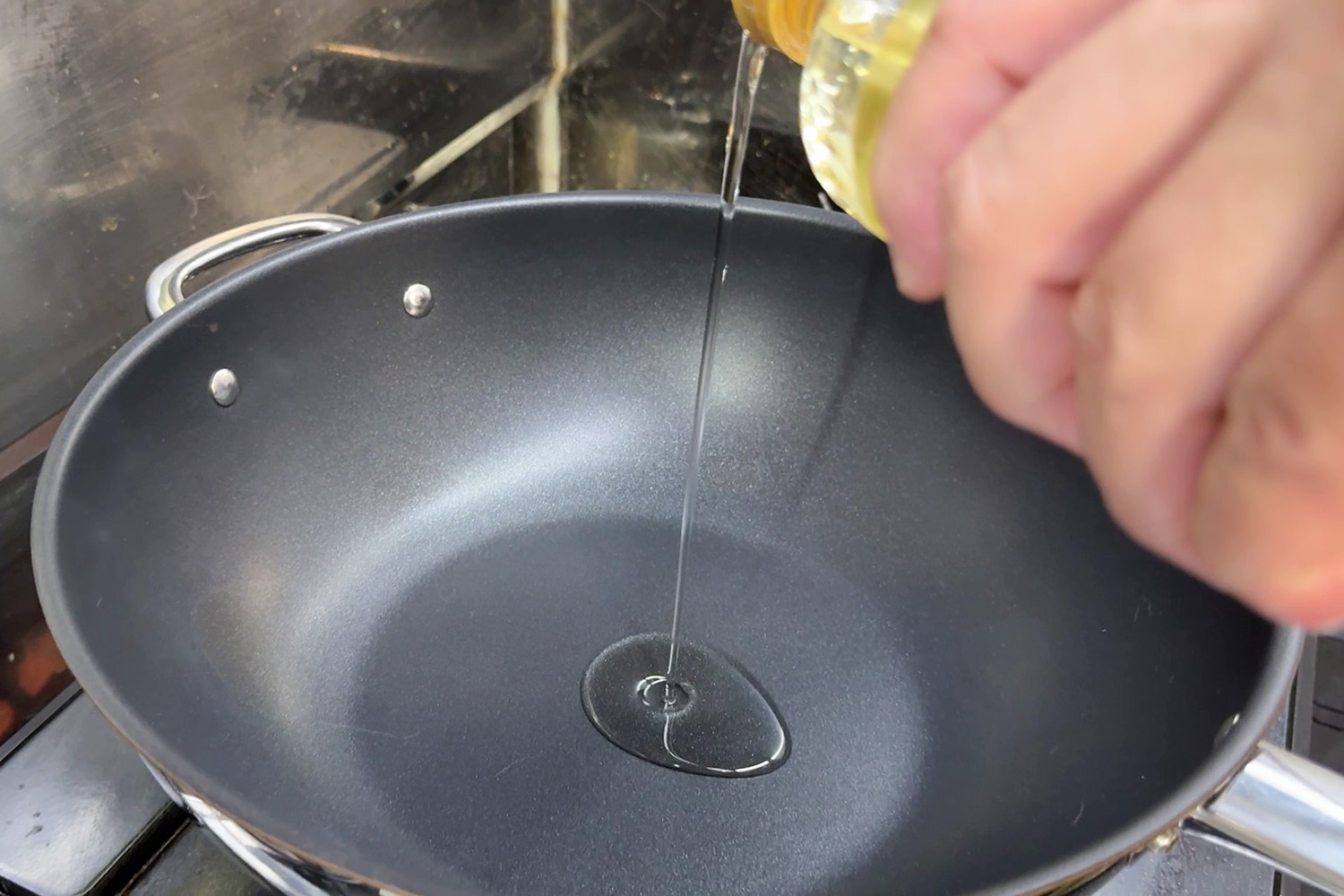 フライパンに白ゴマ油を入れる